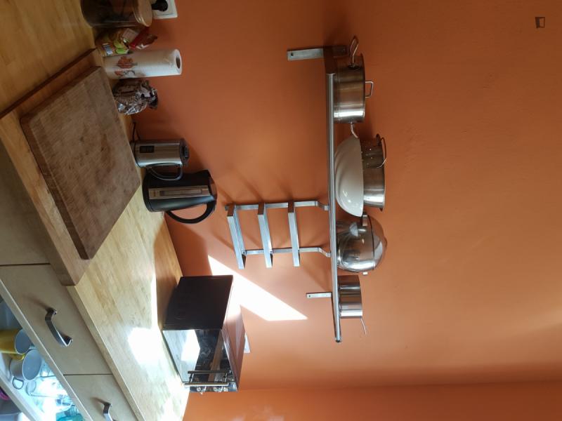 Doppelzimmer, mit Balkon, in 4-Schlafzimmer Wohnung