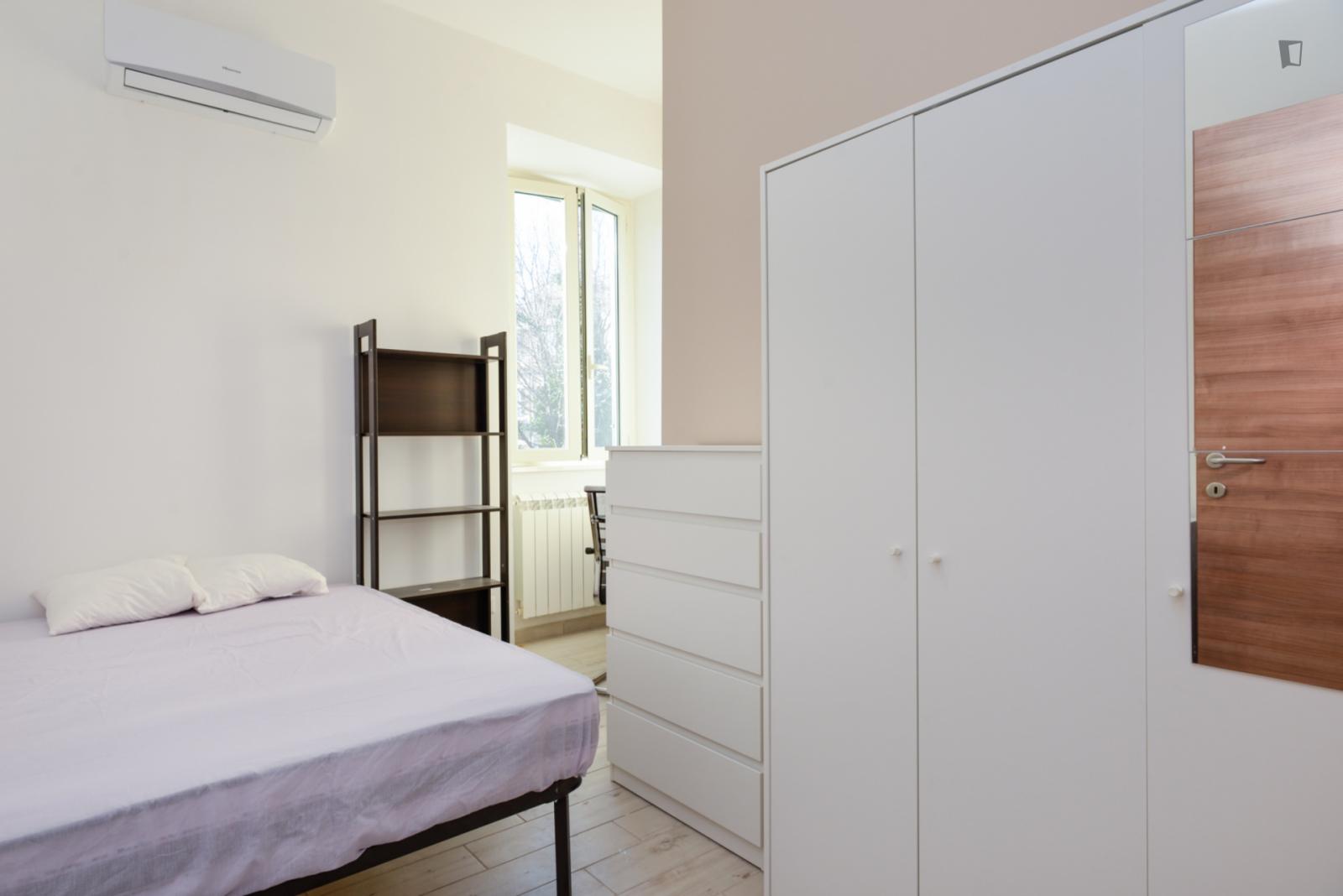 Stanza singola in un appartamento di 5 stanze