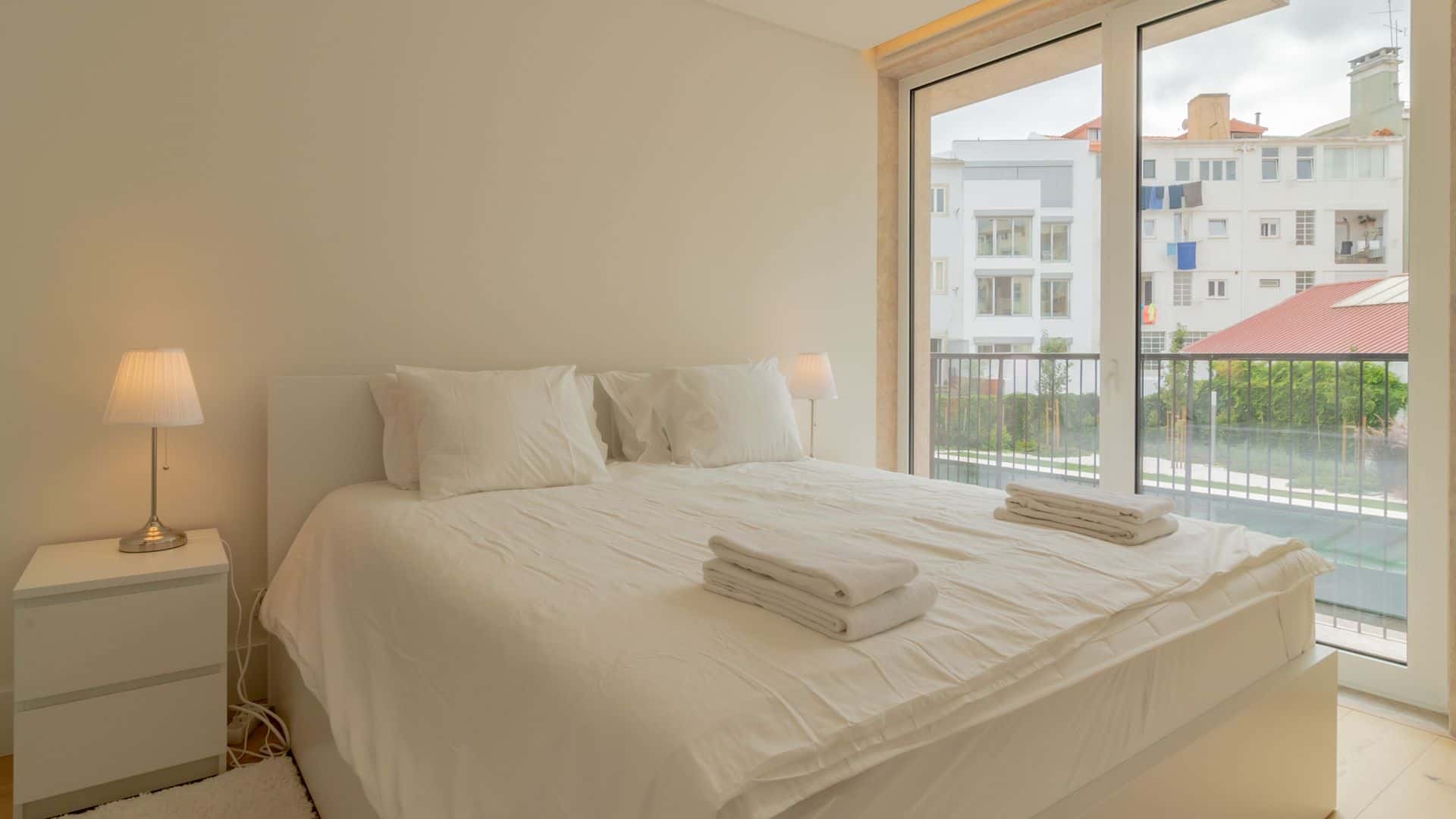 Bright 1 BDR Apartment W/ Pool View