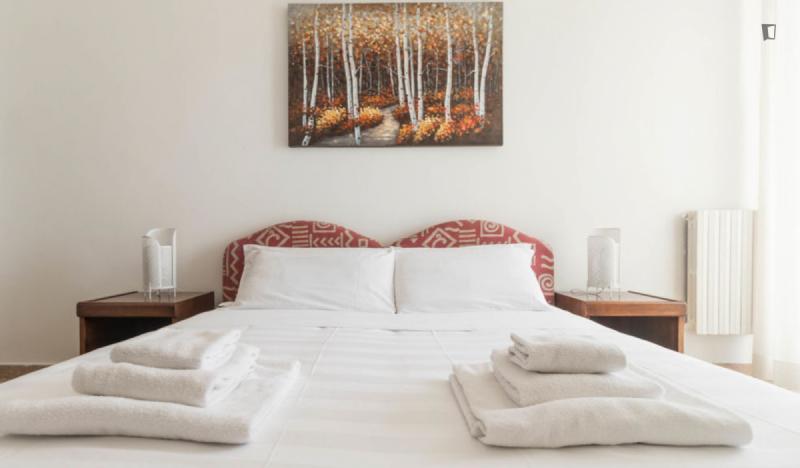 Double bedroom, with private bathroom, in 4-bedroom apartment