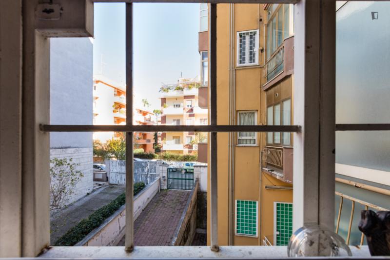 Quarto com cama de casal, com varanda, em apartamento com 6 quartos