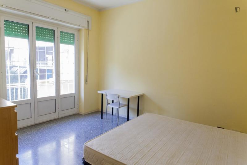 Quarto com cama de casal, com varanda, em apartamento com 6 quartos