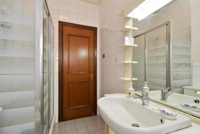 Quarto com cama de solteiro em apartamento com 3 quartos