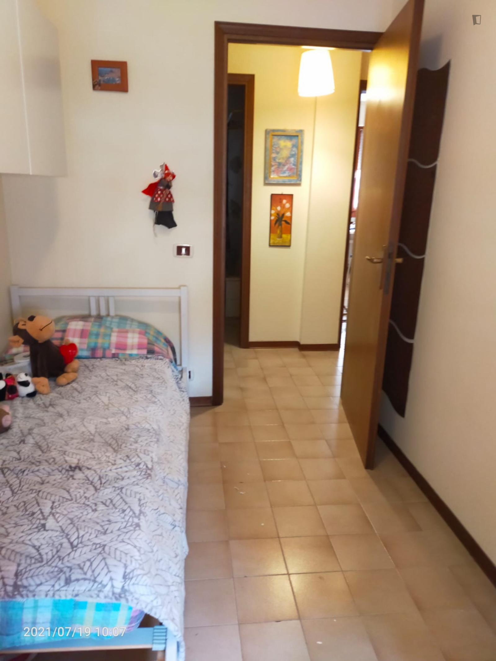 Stanza singola, con un balcone, in una casa di 1 stanza