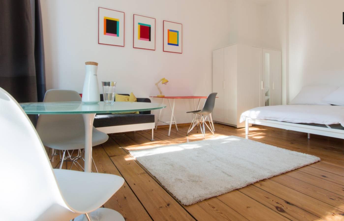 Stylish studio apartment for rent in Tiergarten (with elevator!)