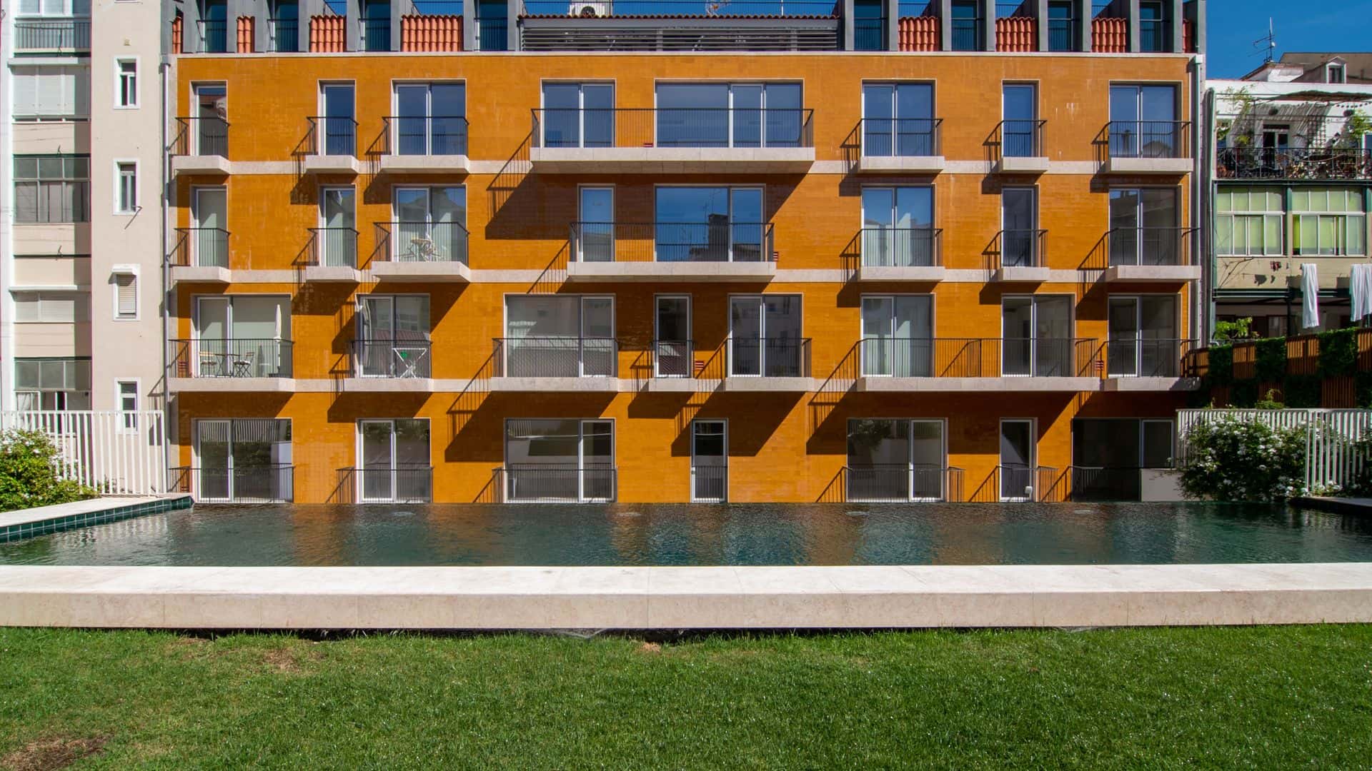 Bright 1 BDR Apartment W/ Pool View