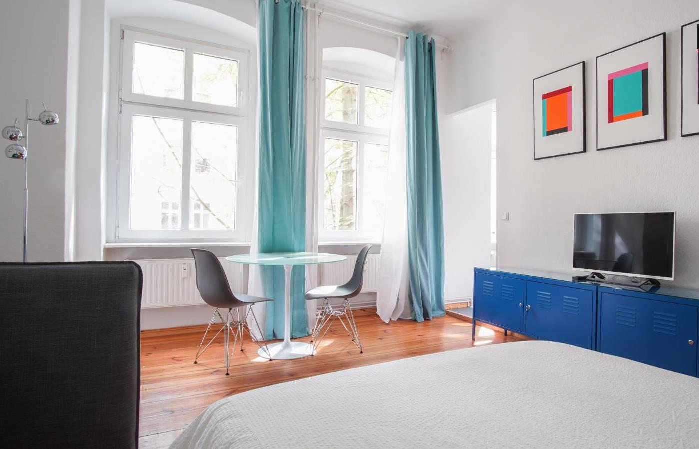 Bright and colorful studio for rent in Wedding