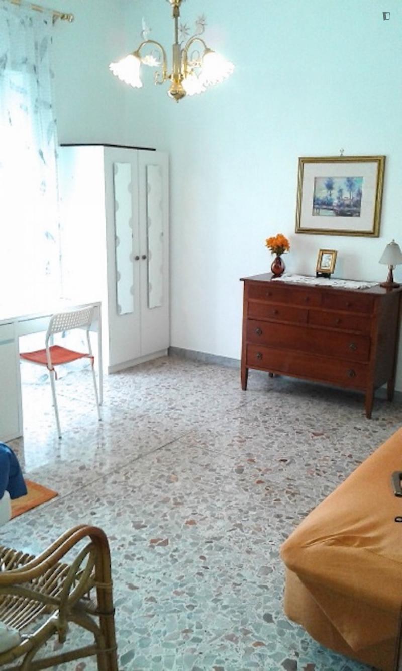 Quarto com cama de solteiro em apartamento com 3 quartos