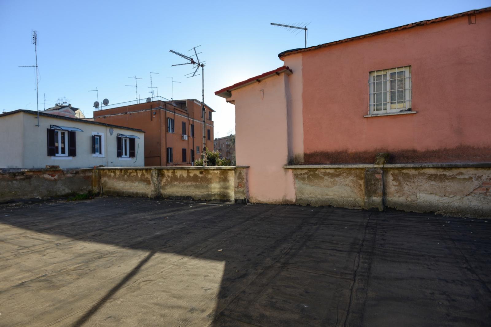 Stanza singola in un appartamento di 5 stanze