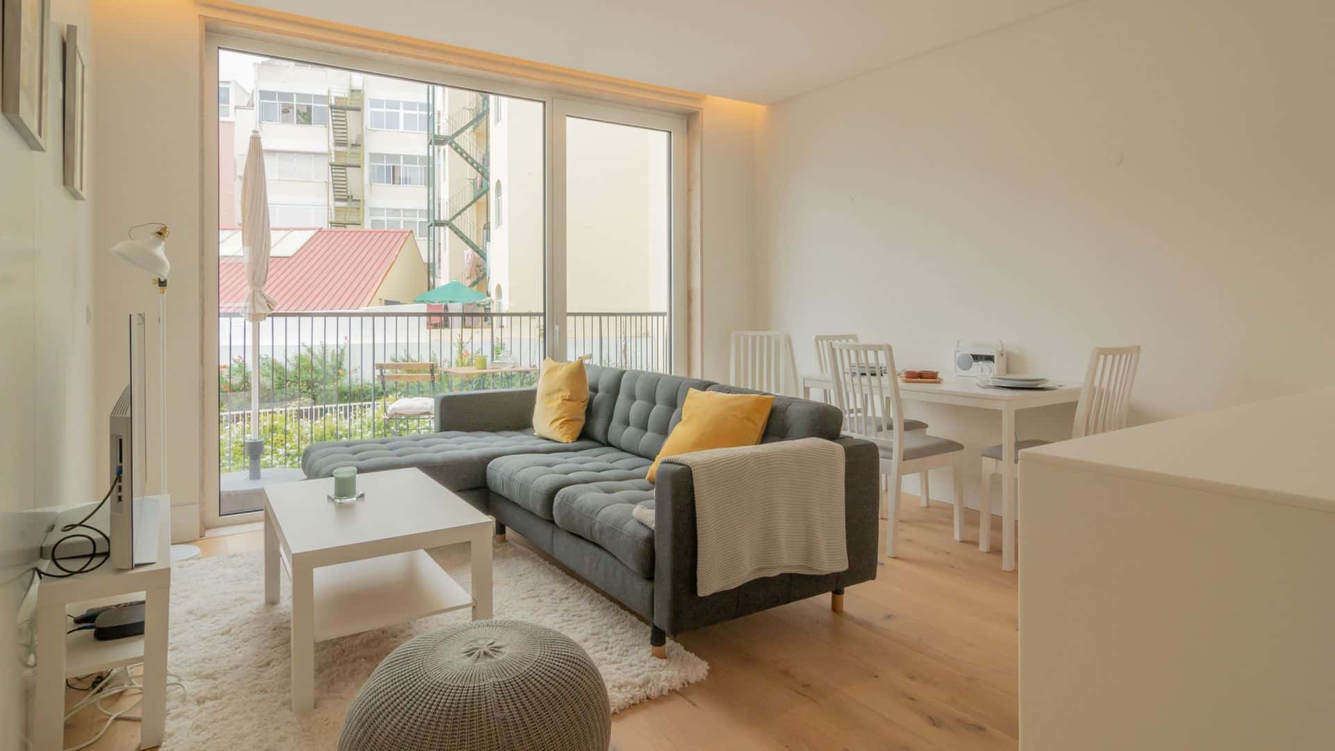 Bright 1 BDR Apartment W/ Pool View