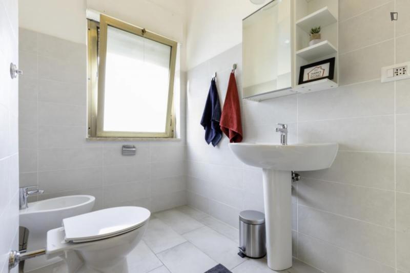Bright double ensuite bedroom in Torrino