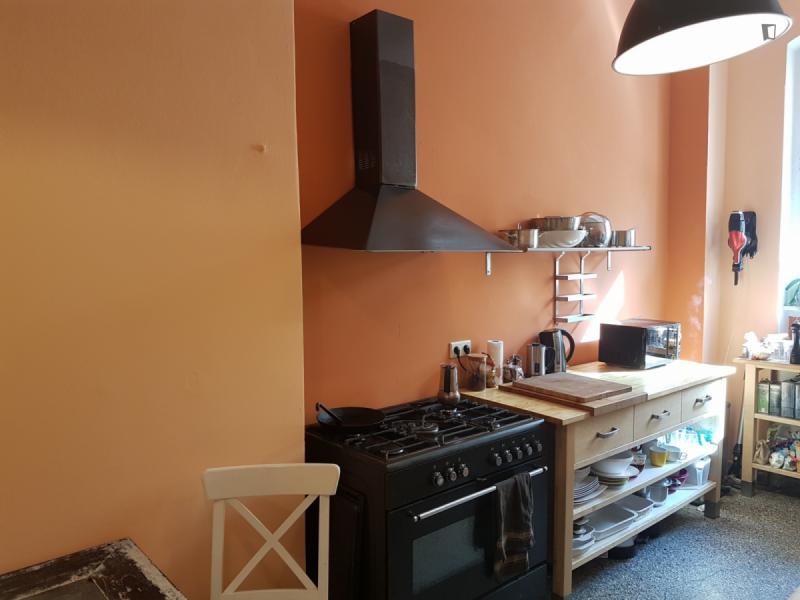 Doppelzimmer, mit Balkon, in 4-Schlafzimmer Wohnung