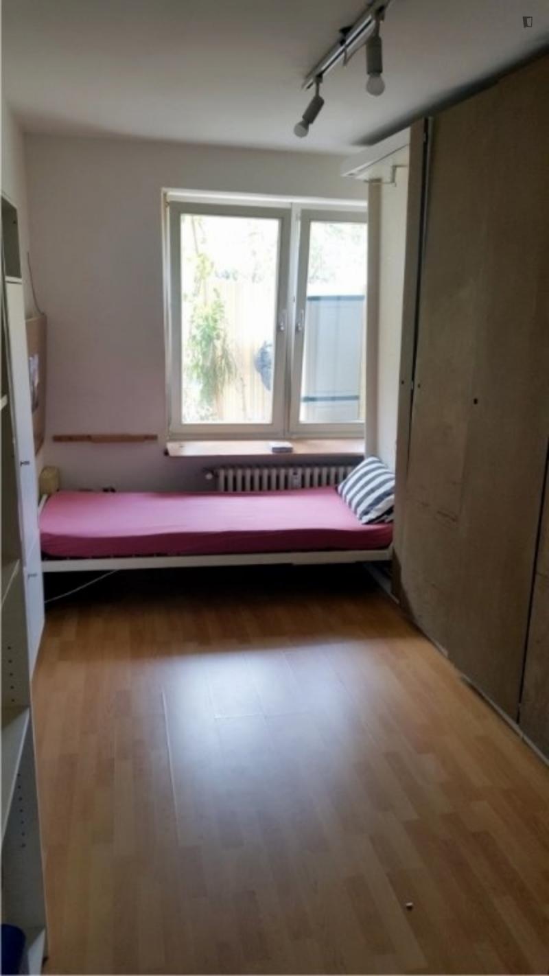 Quarto com cama de solteiro em apartamento com 1 quarto