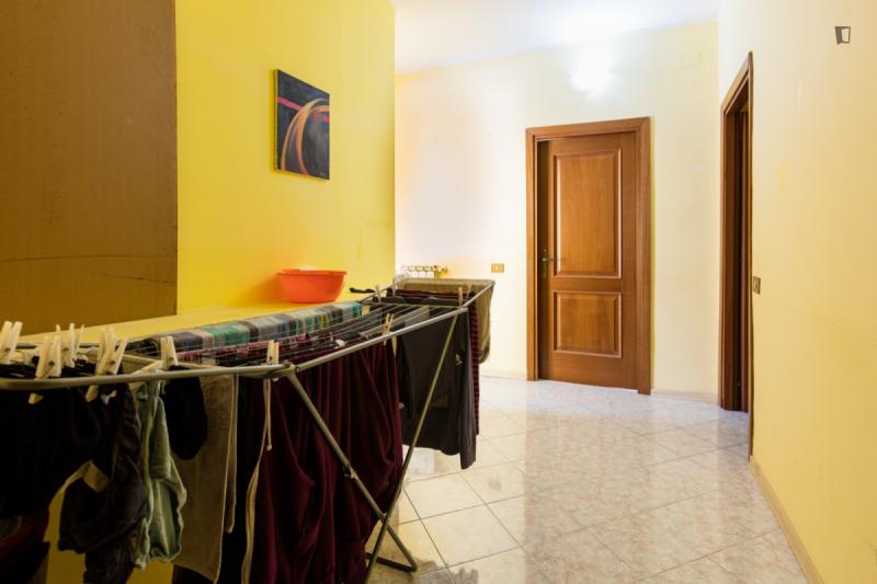 Quarto com cama de casal, com varanda, em apartamento com 6 quartos