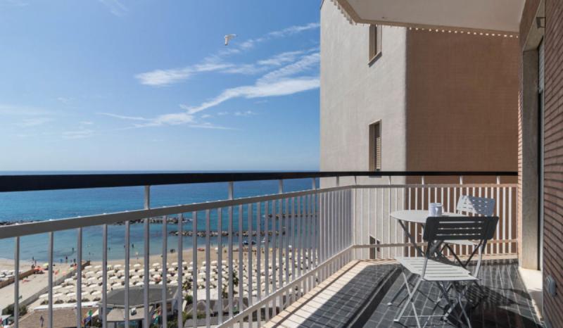 Double bedroom, with private bathroom, in 4-bedroom apartment