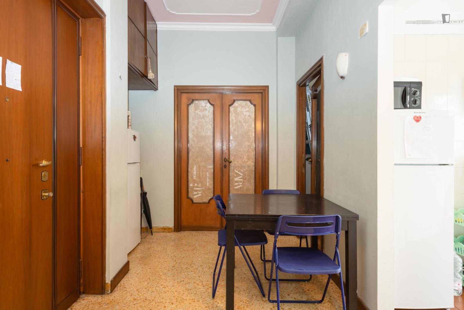 Stanza singola, con un balcone, in un appartamento di 6 stanze