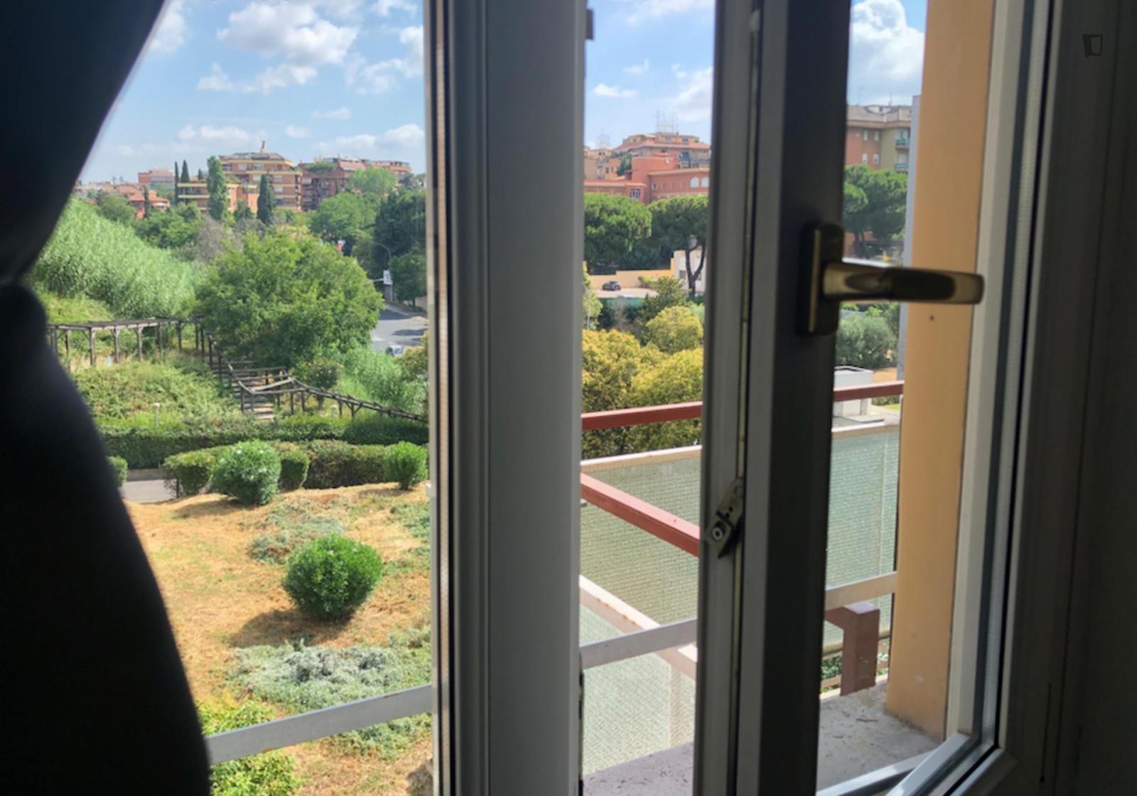 Stanza singola in un appartamento di 4 stanze
