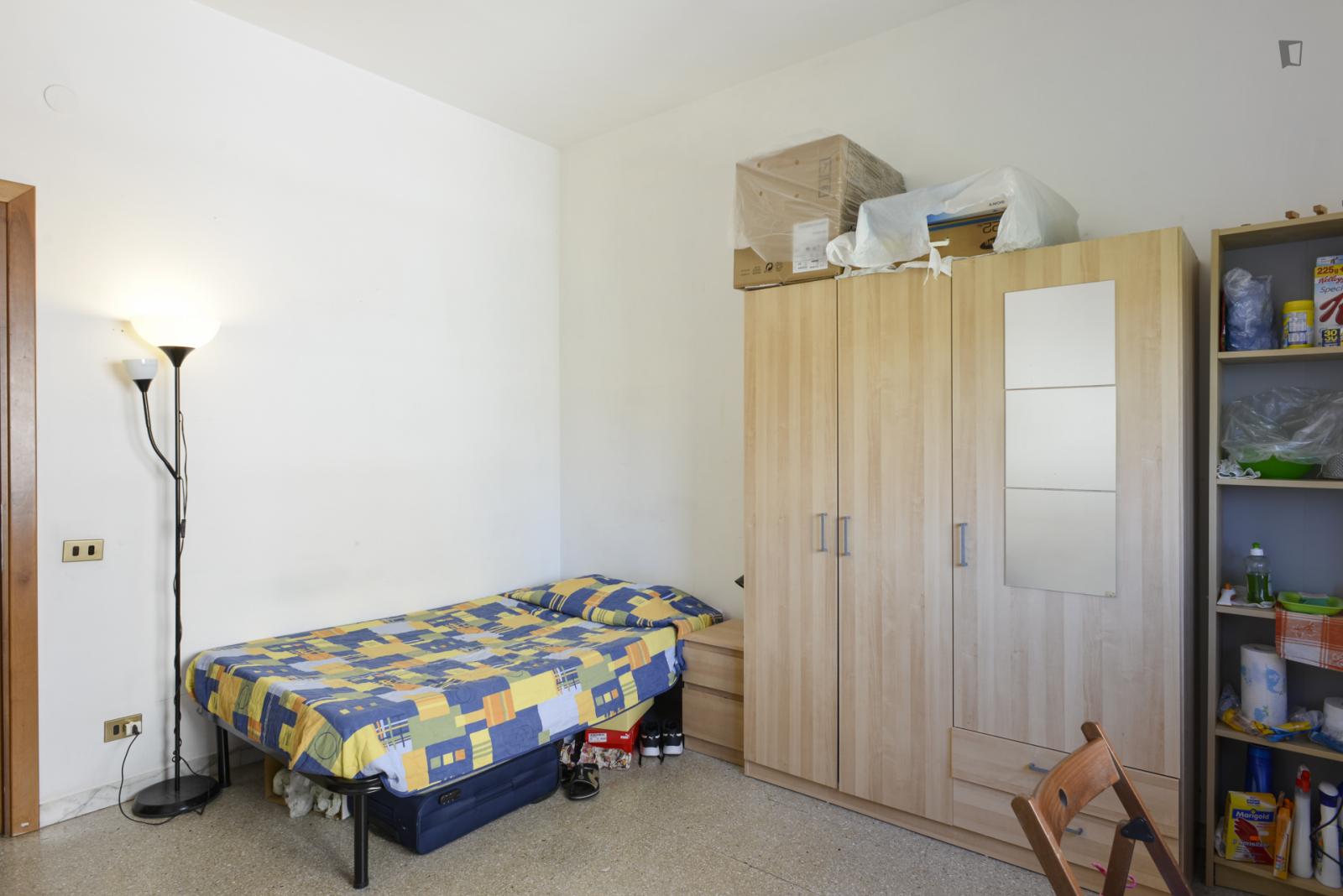 Stanza singola, con un balcone, in un appartamento di 6 stanze