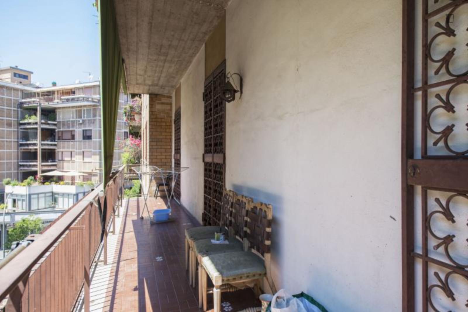 Stanza matrimoniale, con un balcone, in un appartamento di 5 stanze