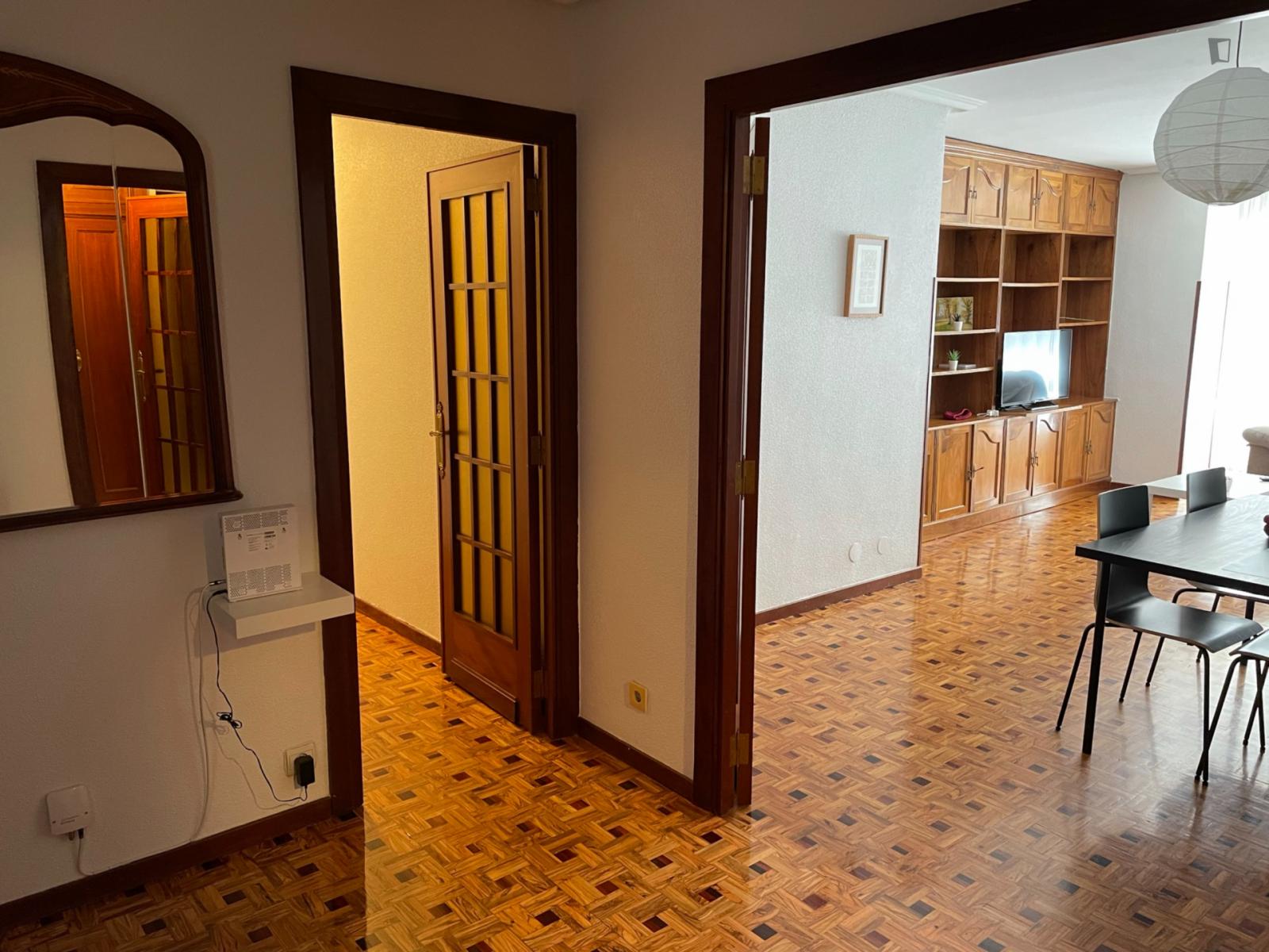 Stanza singola in un appartamento di 4 stanze