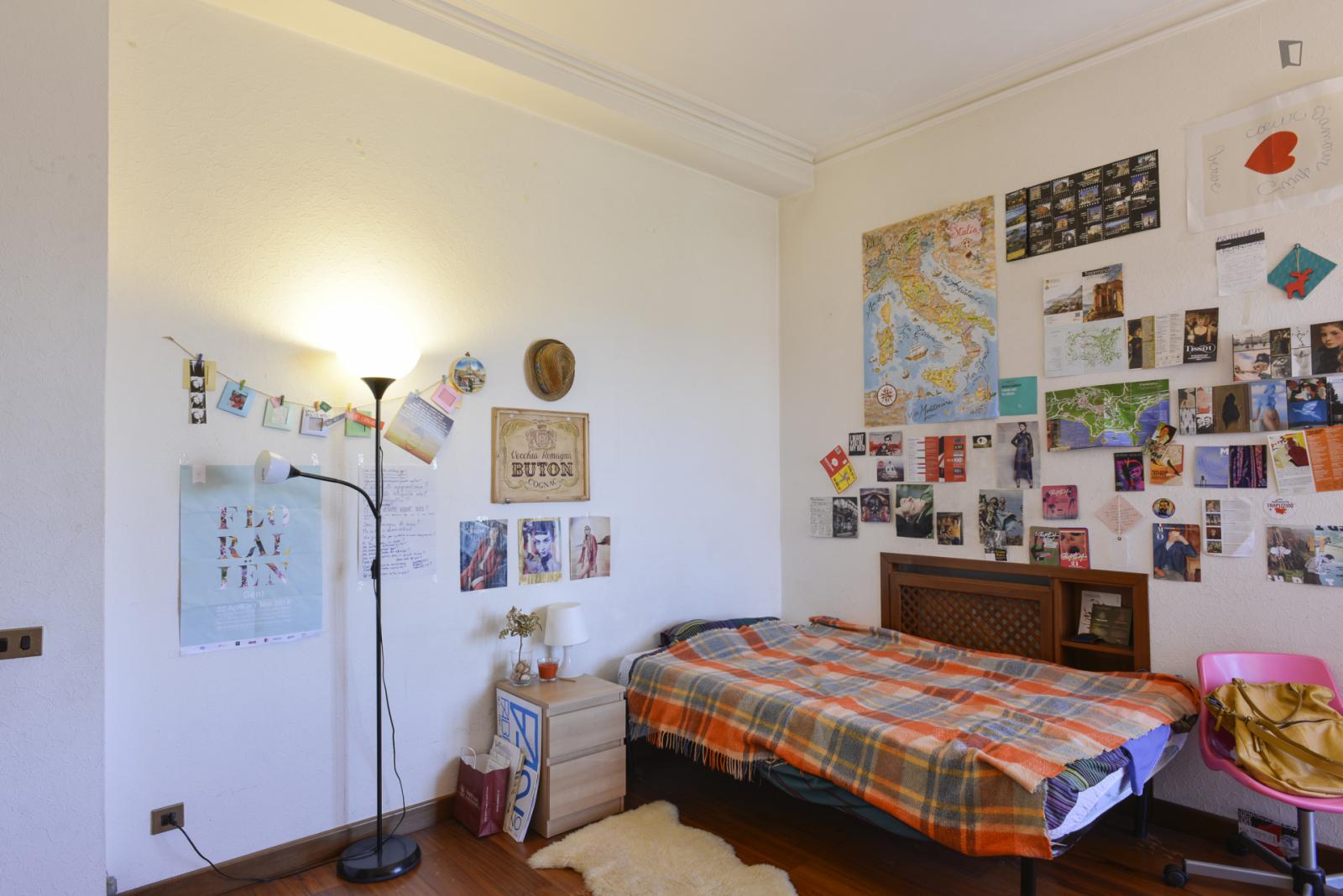 Stanza singola, con un balcone, in un appartamento di 6 stanze
