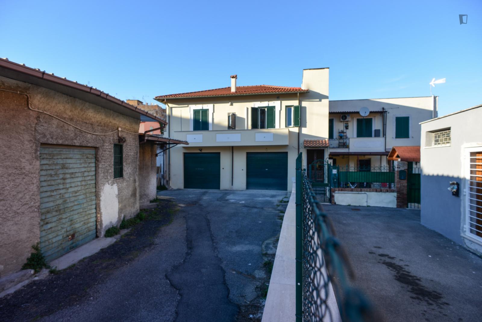 Stanza singola, con un balcone, in un appartamento di 5 stanze